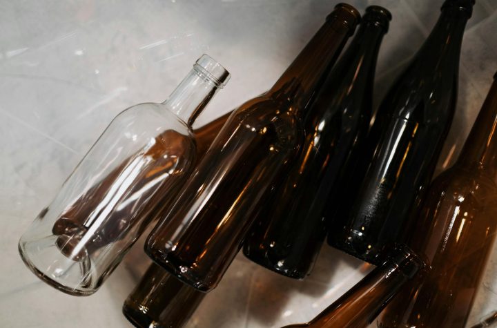 Mencuci botol