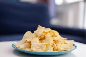 Membuat keripik singkong