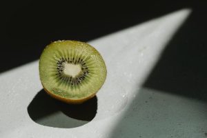 tips mengupas kiwi