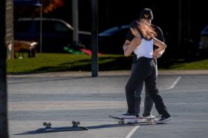 Saya ingin membuat artikel tips belajar skateboard dalam bahasa Indonesia yang santai. Artikel tersebut terdiri dari minimal 10 paragraf. Pastikan artikel tersebut juga harus memiliki minimal 300 kata. Sapa pembaca pada paragraf pertama dengan kaya 'Hai sobat Terlintas! ' bukan di dalam judul!. Tulislah artikel dalam format HTML tanpa tag html dan body. Judul utama: . Sub judul: . Judul kesimpulan: . Paragraf: . jangan lupa untuk menulis paragraf pembuka dan kesimpulannya. Buat judul artikel yang menarik minat pembaca. Jangan gunakan poin-poin untuk pembahasan h2. Buatkan deskripsi meta menarik 120-150 karakter jangan bentuk html tapi SEO frienldy dan ada CTA. Buat minimal 600 kata, maksimal di 620 kata!