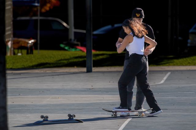 Saya ingin membuat artikel tips belajar skateboard dalam bahasa Indonesia yang santai. Artikel tersebut terdiri dari minimal 10 paragraf. Pastikan artikel tersebut juga harus memiliki minimal 300 kata. Sapa pembaca pada paragraf pertama dengan kaya 'Hai sobat Terlintas! ' bukan di dalam judul!. Tulislah artikel dalam format HTML tanpa tag html dan body. Judul utama: . Sub judul: . Judul kesimpulan: . Paragraf: . jangan lupa untuk menulis paragraf pembuka dan kesimpulannya. Buat judul artikel yang menarik minat pembaca. Jangan gunakan poin-poin untuk pembahasan h2. Buatkan deskripsi meta menarik 120-150 karakter jangan bentuk html tapi SEO frienldy dan ada CTA. Buat minimal 600 kata, maksimal di 620 kata!